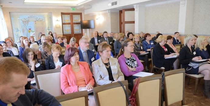 Priekšplānā - Latvijas Lauku konsultāciju un izglītības centra valdes priekšsēdētājs Mārtiņš Cimermanis, kurš seminārā runāja par nozaru ekspertu padomju loma profesionālās izglītības efektivitātes un kvalitātes paaugstināšanā.